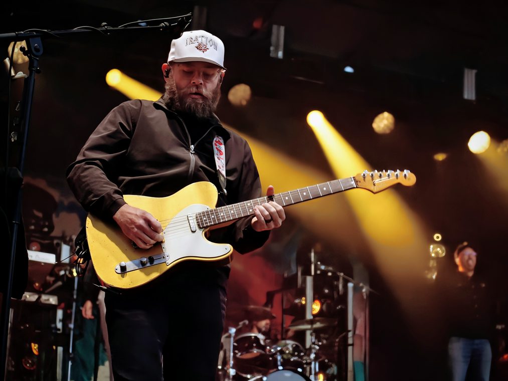 Iration guitarist live